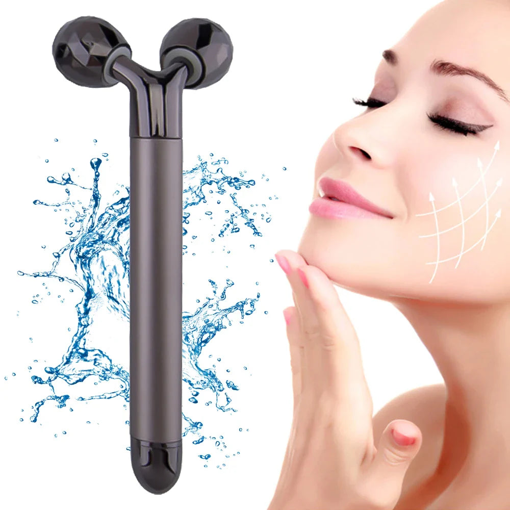 Rullo massaggiante viso nero, design ergonomico, effetto lifting, donna sorridente, schizzi d'acqua, cura della pelle, bellezza, anti-età.