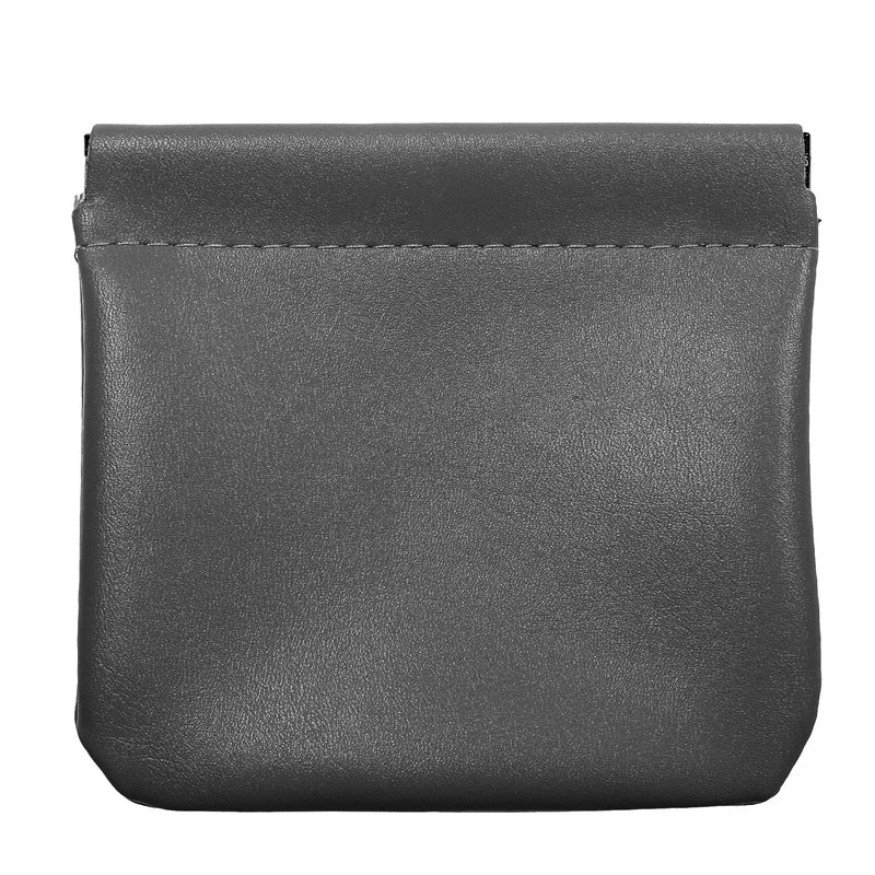 Portamonete in pelle nera, design minimalista, chiusura a scatto, accessorio elegante per uomo e donna, ideale per monete e piccoli oggetti.