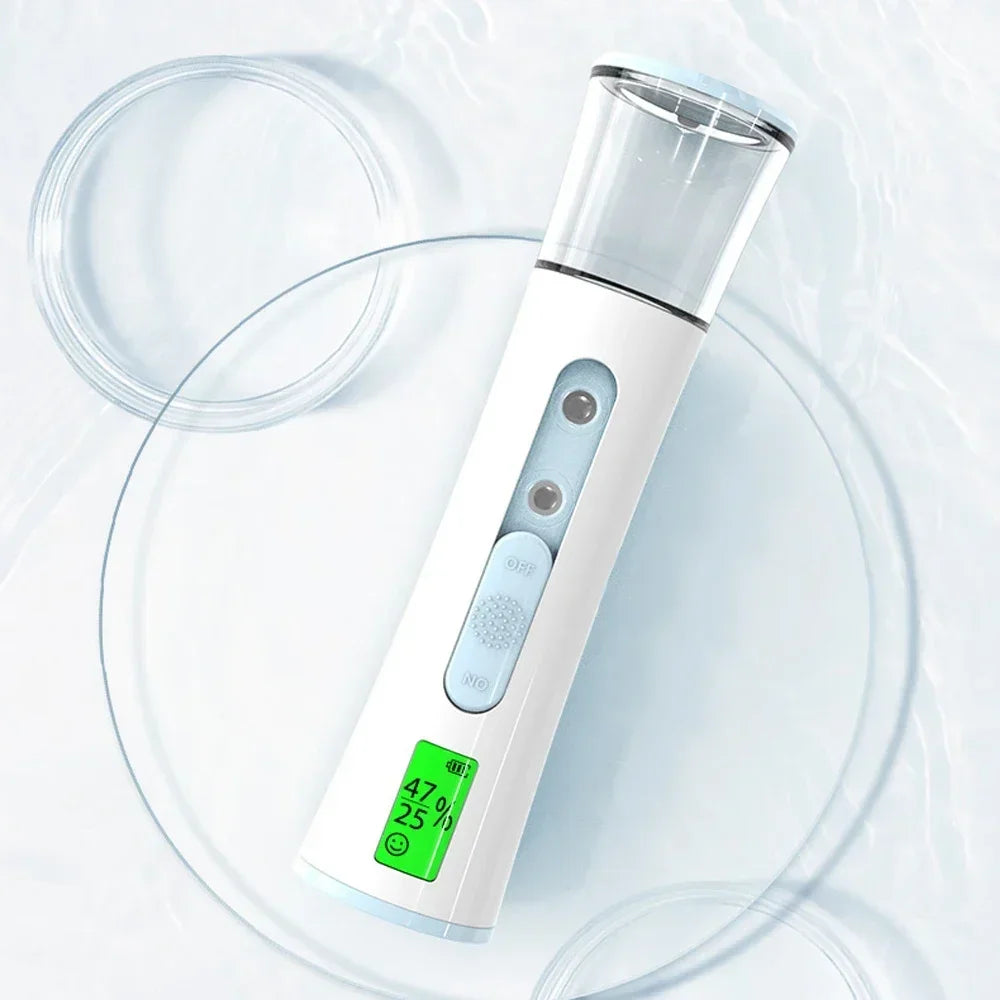 Spruzzatore viso portatile bianco con display LED, doppio ugello, serbatoio trasparente, su sfondo acqua. Idratante viso, cura della pelle.