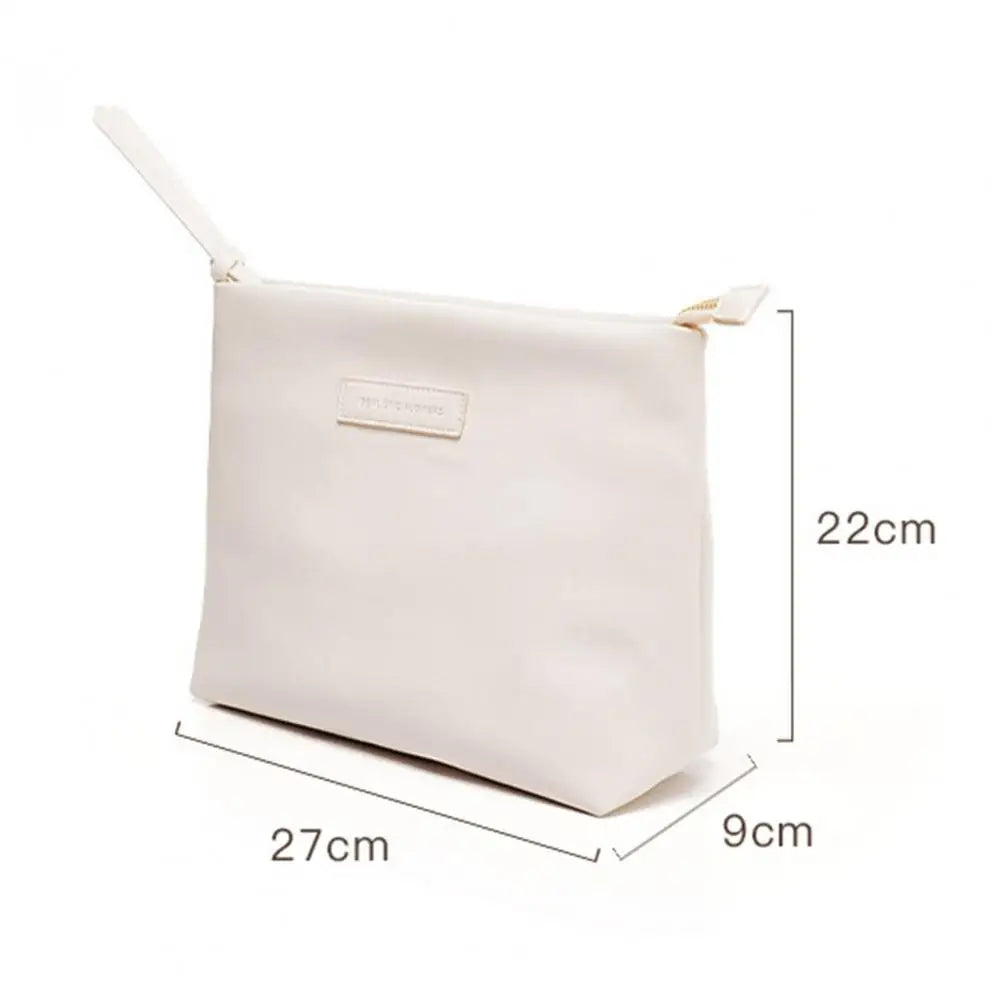 Pochette bianca in pelle vegana, dimensioni 27x22x9 cm, con zip superiore. Elegante e pratica per cosmetici o accessori.