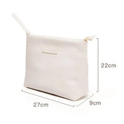 Pochette bianca in pelle vegana, dimensioni 27x22x9 cm, con zip superiore. Elegante e pratica per cosmetici o accessori.