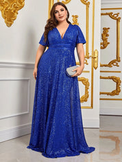 Donna in abito da sera blu scintillante, scollo a V, maniche corte, posa elegante in interni lussuosi. Moda donna, abito elegante, taglie forti.
