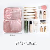 Set di cosmetici con borsa da viaggio rosa, pennelli trucco dorati, creme, sieri e rossetto. Dimensioni borsa: 24x17x10 cm. Accessori bellezza.