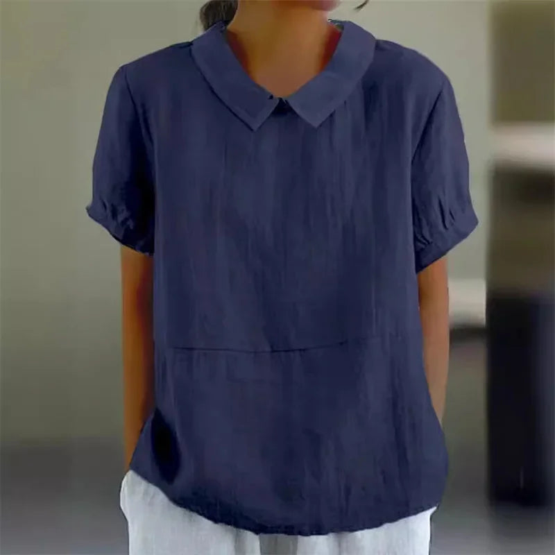 Blusa donna blu scuro, maniche corte, colletto classico, tessuto leggero. Ideale per look casual ed eleganti. Moda femminile estiva.
