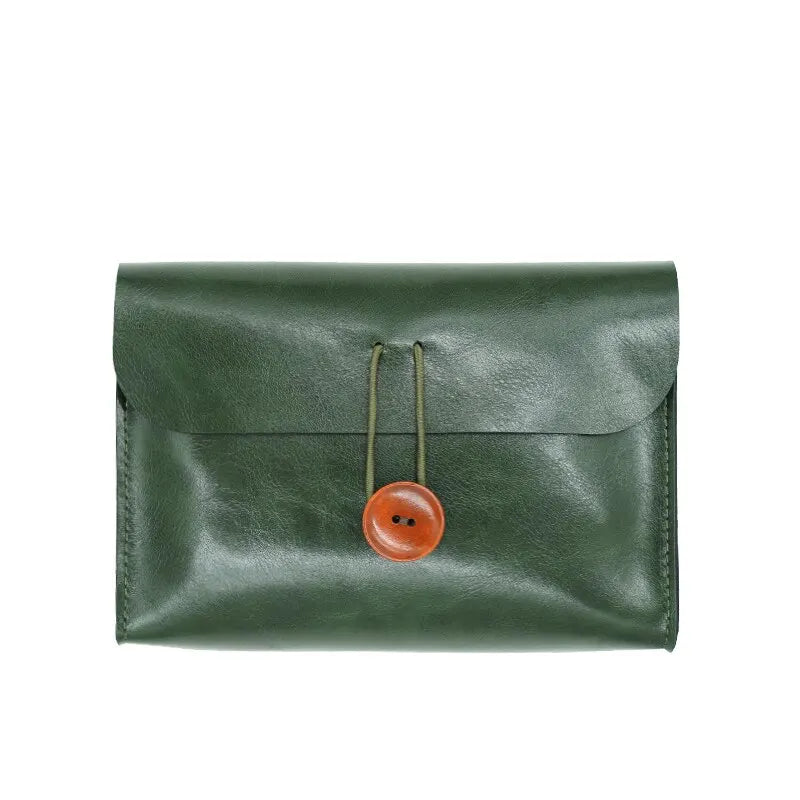 Borsa a tracolla in pelle verde scuro con chiusura a bottone arancione, design elegante e minimalista, accessorio moda donna.