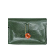 Borsa a tracolla in pelle verde scuro con chiusura a bottone arancione, design elegante e minimalista, accessorio moda donna.