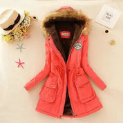 Giacca invernale donna rosa con cappuccio in pelliccia sintetica, tasche frontali, decorazioni floreali, ideale per moda autunno-inverno.