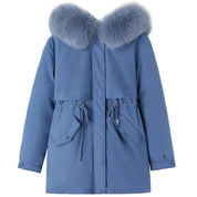Giacca invernale blu con cappuccio in pelliccia sintetica, tasche frontali e chiusura a cerniera. Elegante e calda, ideale per l'inverno.