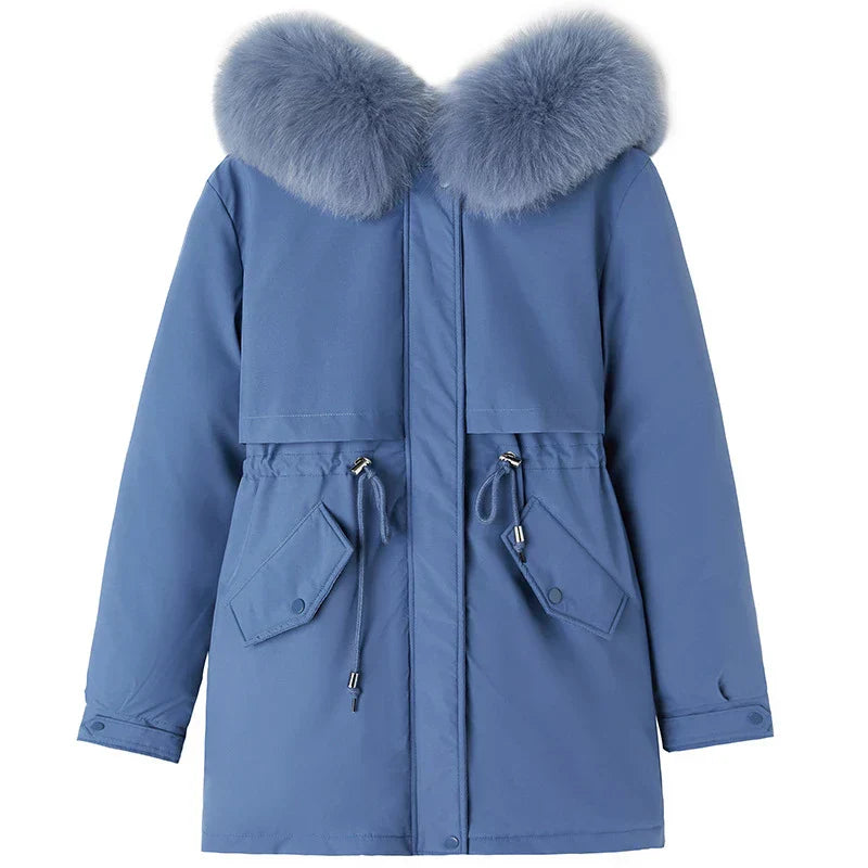 Giacca invernale blu con cappuccio in pelliccia sintetica, tasche frontali e chiusura a cerniera. Elegante e calda, ideale per l'inverno.