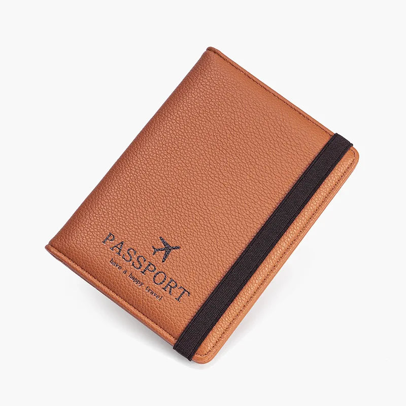 Porta passaporto in pelle marrone con elastico nero, design elegante e compatto, ideale per viaggiatori. Accessorio viaggio essenziale.