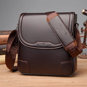 Borsa a tracolla in pelle marrone scuro, design elegante, con cinturino regolabile. Ideale per uomo, perfetta per lavoro e tempo libero.