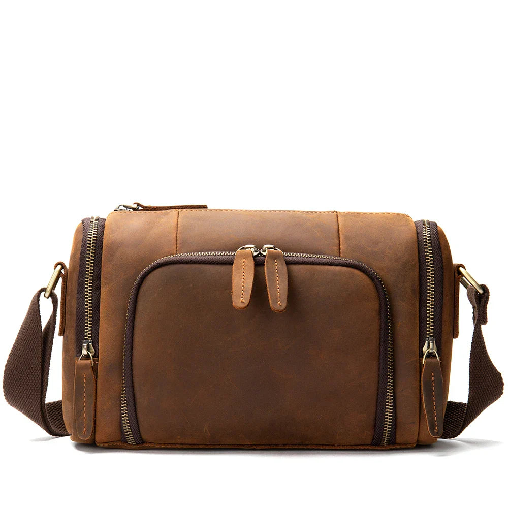Borsa a tracolla in pelle marrone vintage, con tasche multiple e cerniere, ideale per uomo e donna. Design elegante e funzionale.