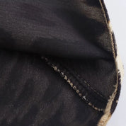 Cucitura dettaglio su tessuto nero, primo piano. Materiale di alta qualità, cucito resistente. Ideale per moda, abbigliamento, sartoria.