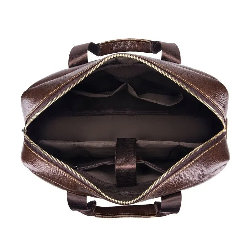 Borsa in pelle marrone vista dall'alto, con cerniera aperta, manici robusti e scomparti interni. Elegante e spaziosa, ideale per lavoro o viaggio.