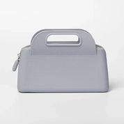 Borsa a mano grigia in pelle, design elegante e moderno, chiusura con zip, manico integrato. Accessorio moda donna, stile minimalista.