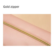 Astuccio rosa con cerniera dorata, design elegante, ideale per cosmetici o cancelleria. Accessorio moda pratico e chic.