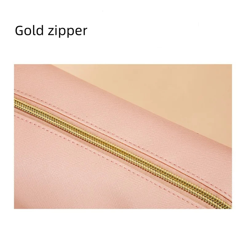 Astuccio rosa con cerniera dorata, design elegante, ideale per cosmetici o cancelleria. Accessorio moda pratico e chic.