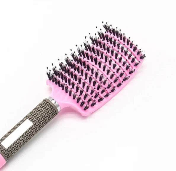 Spazzola per capelli rosa con setole nere, manico ergonomico antiscivolo. Accessorio styling capelli, ideale per districare e lisciare.