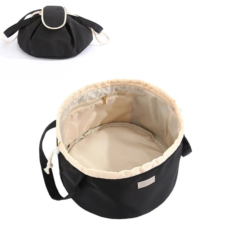 Borsa organizer pieghevole nera con interno beige, ideale per viaggi e campeggio. Design compatto, resistente e multifunzionale.