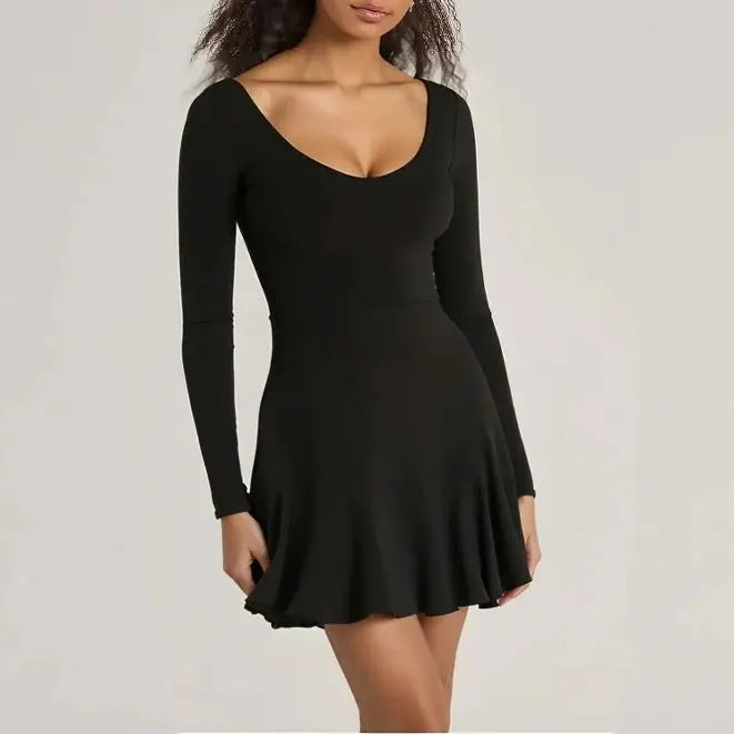 Abito nero a maniche lunghe, scollo a V, vestibilità aderente, gonna svasata. Elegante e versatile per occasioni casual e serali.