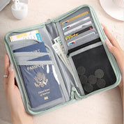 Portafoglio da viaggio verde con passaporto USA, carte di credito e monete. Organizer compatto per documenti, ideale per viaggiatori.