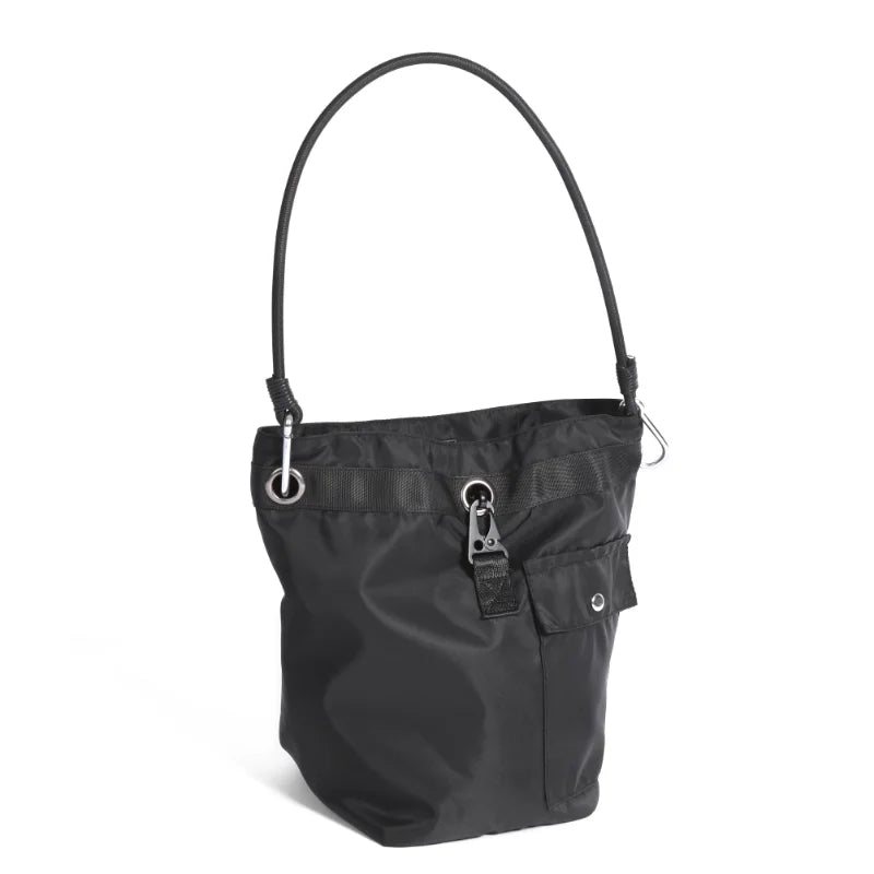 Borsa a secchiello nera in nylon con manico lungo, tasca frontale e chiusura a moschettone. Design elegante e pratico per uso quotidiano.