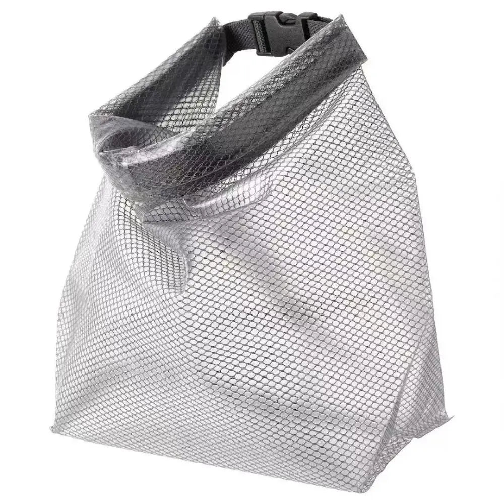 Sacca impermeabile in rete grigia con chiusura a fibbia nera, ideale per attività outdoor, campeggio e sport acquatici. Resistente e versatile.