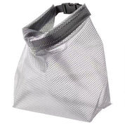 Sacca impermeabile in rete grigia con chiusura a fibbia nera, ideale per attività outdoor, campeggio e sport acquatici. Resistente e versatile.