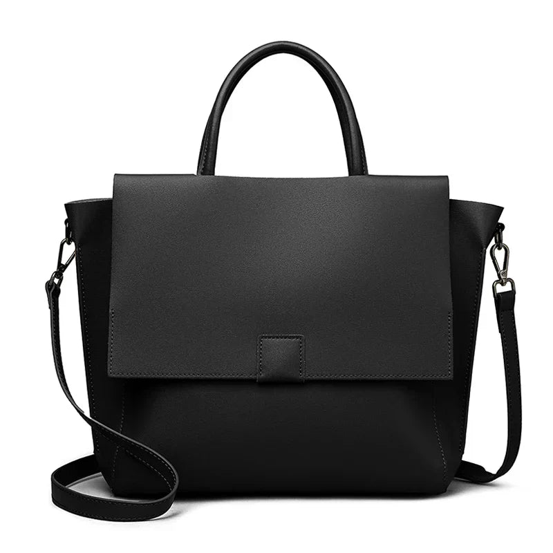 Borsa a tracolla nera in pelle, design elegante e minimalista, con manico superiore e patta frontale. Accessorio moda donna, versatile e chic.