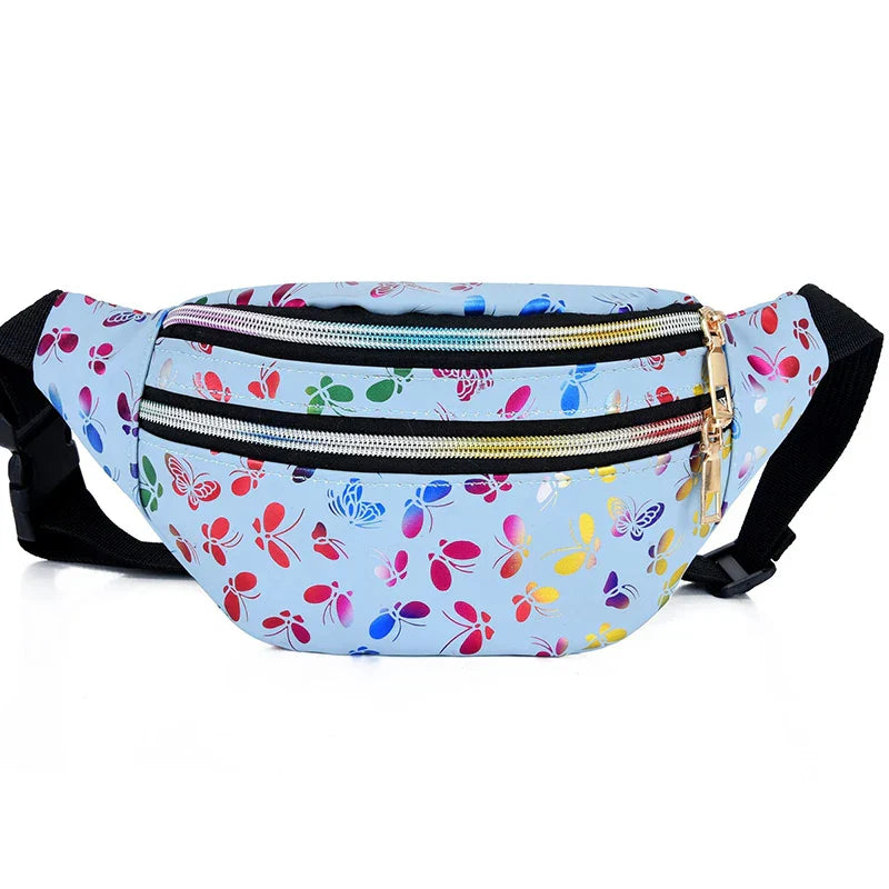 Marsupio colorato con stampa di farfalle, doppia cerniera dorata, sfondo azzurro, cintura regolabile nera. Accessorio moda pratico e trendy.