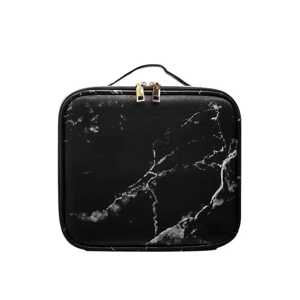 Custodia rigida nera effetto marmo con doppia cerniera dorata, manico superiore. Design elegante, ideale per viaggi e protezione dispositivi.