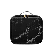 Custodia rigida nera effetto marmo con doppia cerniera dorata, manico superiore. Design elegante, ideale per viaggi e protezione dispositivi.