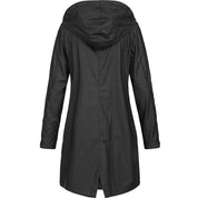 Cappotto impermeabile nero da donna con cappuccio, design lungo, maniche lunghe, ideale per pioggia e outdoor. Moda autunnale e invernale.