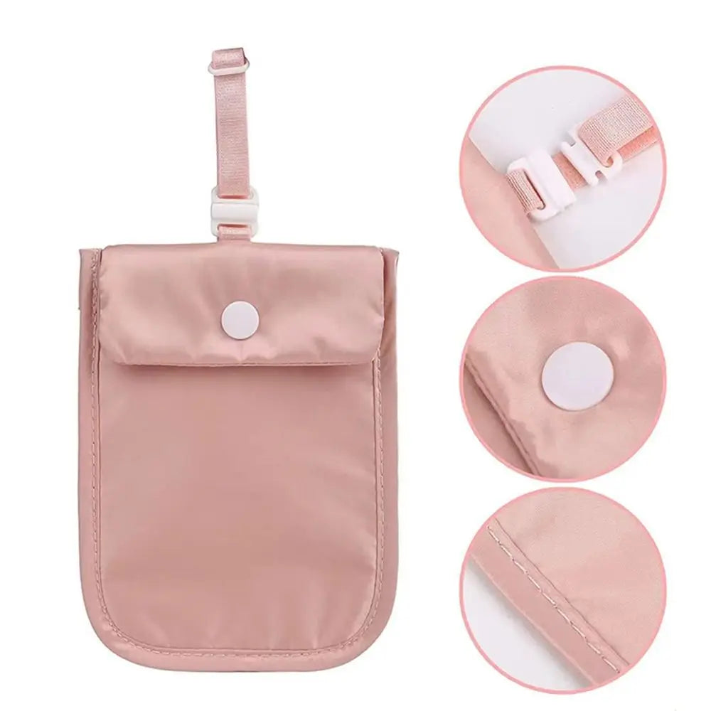 Borsa portaoggetti rosa in tessuto impermeabile con chiusura a bottone, tracolla regolabile e cuciture rinforzate. Accessorio pratico e versatile.