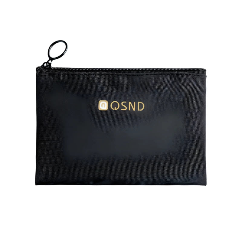 Borsa organizer nera con cerniera e logo dorato, ideale per viaggi e accessori. Design compatto e resistente, perfetto per organizzare oggetti personali.
