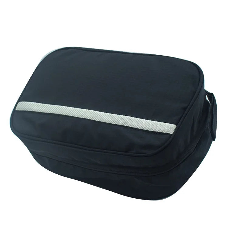 Borsa da viaggio nera con striscia bianca, design compatto, ideale per organizzare accessori. Perfetta per viaggi e uso quotidiano.