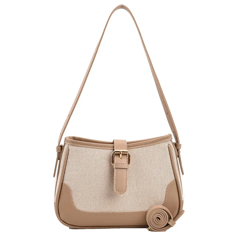 Borsa a tracolla beige in pelle e tessuto, design elegante con fibbia dorata, ideale per moda donna, accessorio versatile e chic.