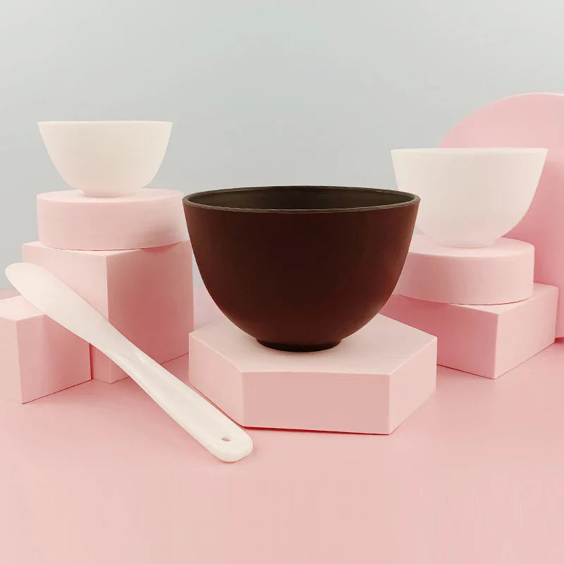 Set di ciotole in ceramica su piedistalli rosa, con cucchiaio bianco. Design moderno, ideale per cucina minimalista. Accessori tavola eleganti.