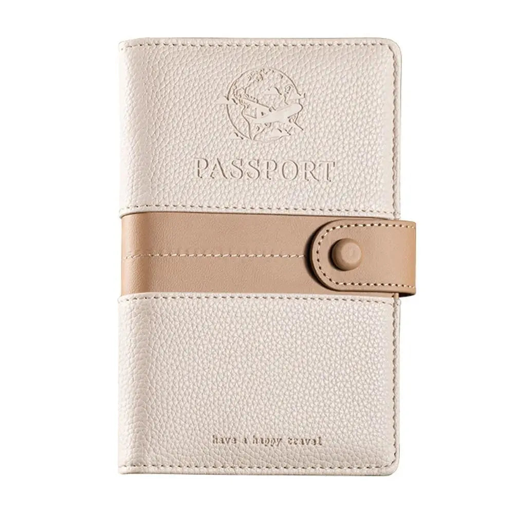 Custodia portapassaporto in pelle beige con chiusura a bottone, design elegante, ideale per viaggi, protezione documenti, accessorio da viaggio.