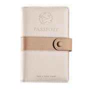Custodia portapassaporto in pelle beige con chiusura a bottone, design elegante, ideale per viaggi, protezione documenti, accessorio da viaggio.