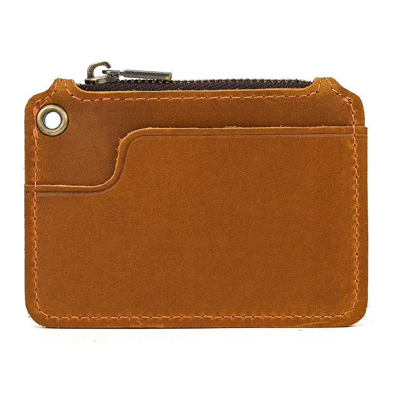 Portafoglio in pelle marrone con cerniera, design compatto, tasca esterna, foro per moschettone. Accessorio elegante e funzionale per uomo e donna.