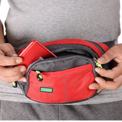 Marsupio sportivo rosso e grigio con cerniere verdi, indossato da una persona. Ideale per attività all'aperto, escursioni, viaggi. Tasche multiple.