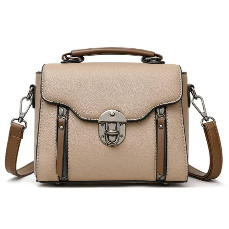 Borsa a tracolla in pelle beige con chiusura a scatto, manico superiore e dettagli marroni. Design elegante e versatile per ogni occasione.