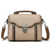 Borsa a tracolla in pelle beige con chiusura a scatto, manico superiore e dettagli marroni. Design elegante e versatile per ogni occasione.