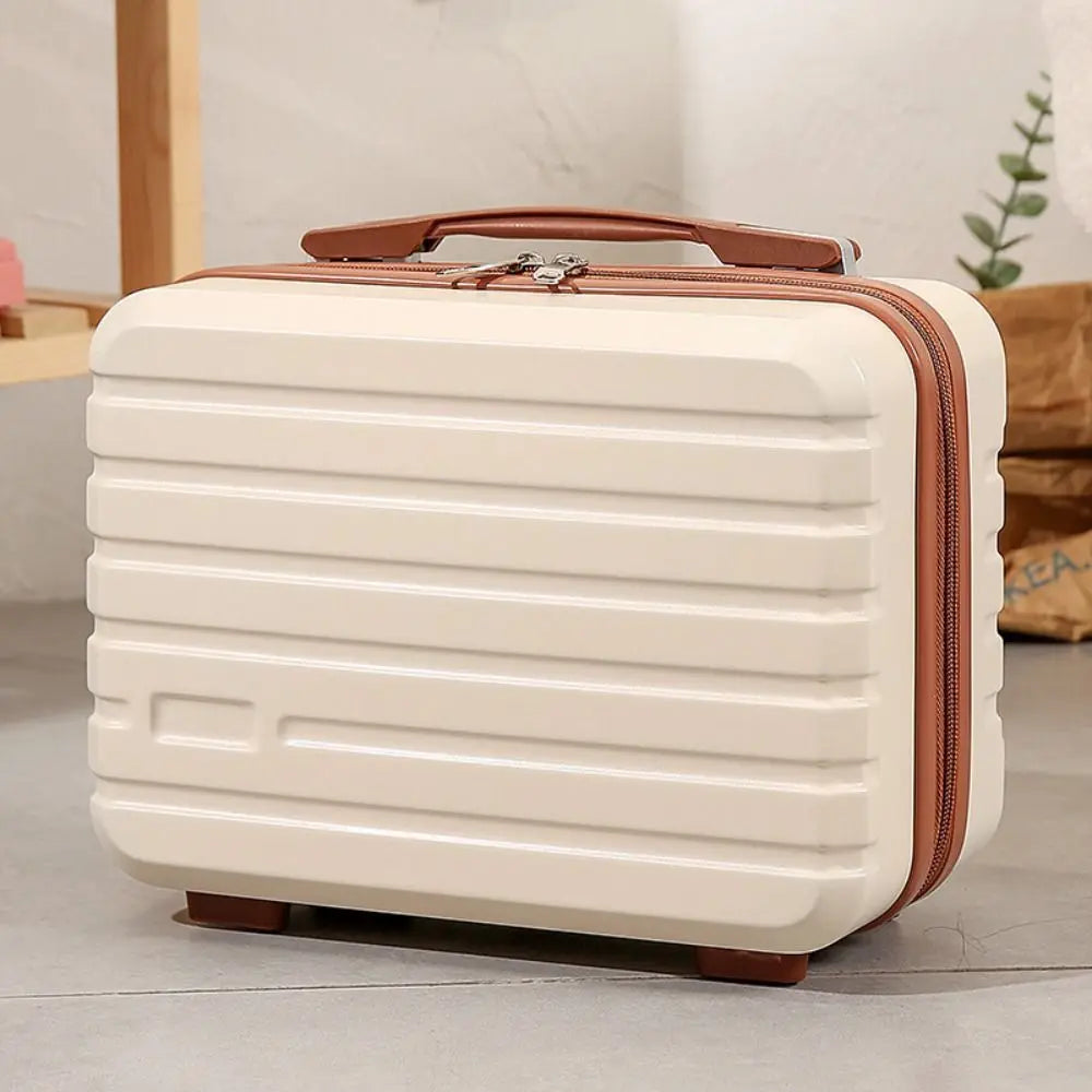 Valigia rigida beige con manico marrone, design moderno, ideale per viaggi brevi. Bagaglio a mano compatto, resistente e leggero.