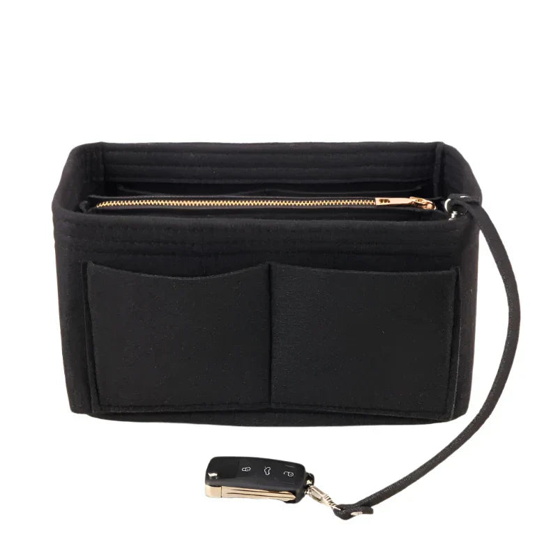 Organizzatore borsa in feltro nero con tasche multiple e cerniera, accessorio auto incluso. Ideale per borse grandi, pratico e versatile.