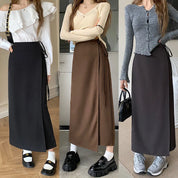 Tre donne indossano gonne lunghe a portafoglio in diversi colori, abbinate a maglie eleganti. Moda femminile autunnale, abbigliamento casual chic.