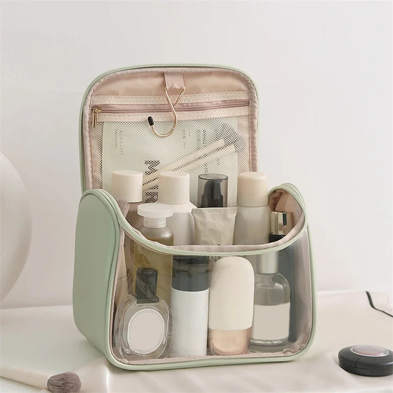 Borsa da toilette verde aperta con flaconi cosmetici trasparenti, ideale per viaggi. Organizer da bagno compatto e funzionale.