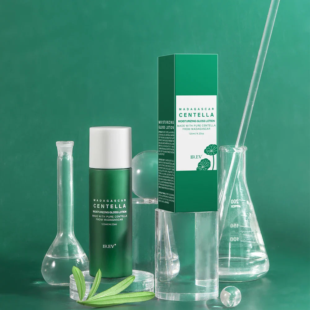 Lozione idratante Madagascar Centella su sfondo verde con beute e provette. Skincare naturale, estratto di centella asiatica, flacone elegante.