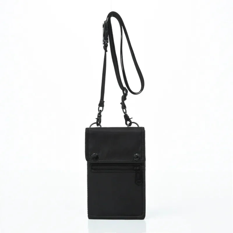 Borsa a tracolla nera in pelle, design minimalista, con tasca frontale con zip e chiusura a bottone. Accessorio moda unisex elegante e pratico.